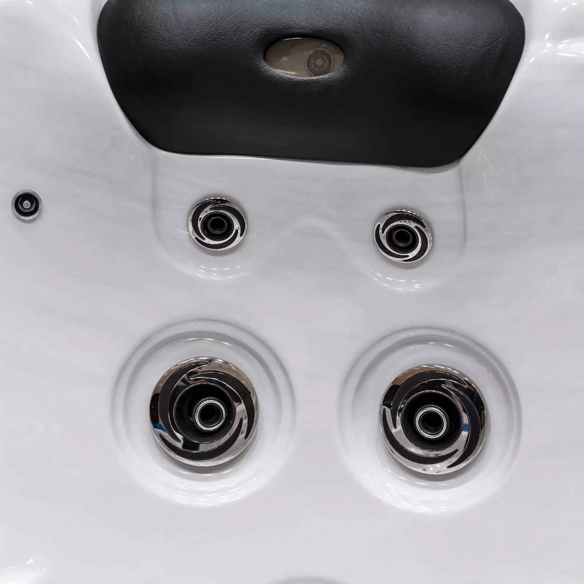 Outdoor Whirlpool, Jacuzzi schwarz/weiss Torina USA